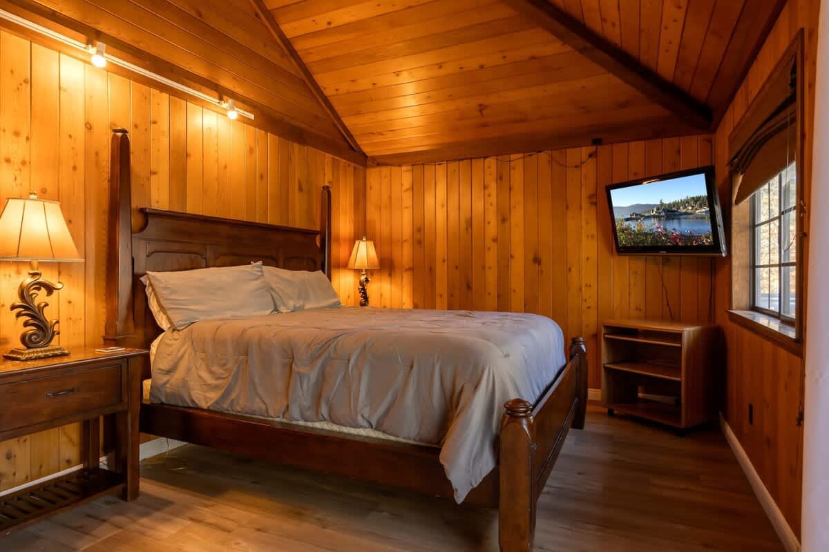 Queen bedroom with Smart TV