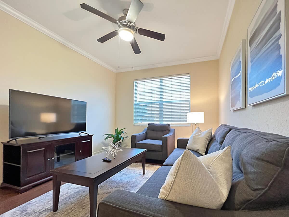 Walking Distance to Boutique Shops, Private Garage