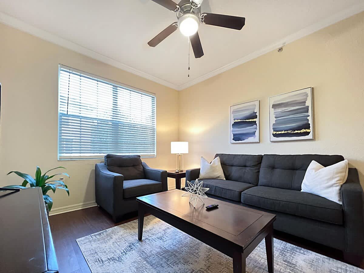 Walking Distance to Boutique Shops, Private Garage