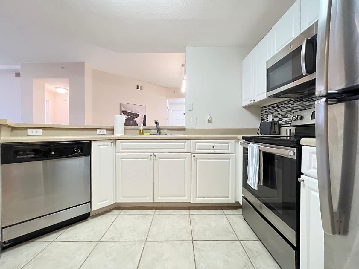 Walking Distance to Boutique Shops, Private Garage