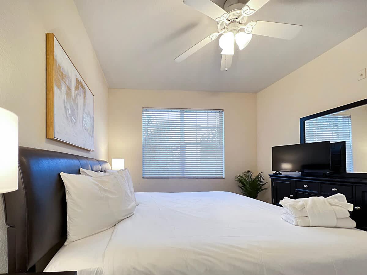 Walking Distance to Boutique Shops, Private Garage