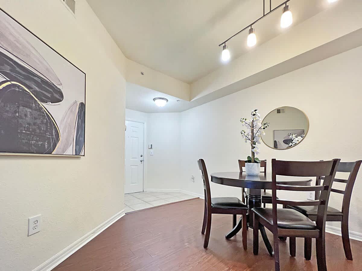 Walking Distance to Boutique Shops, Private Garage