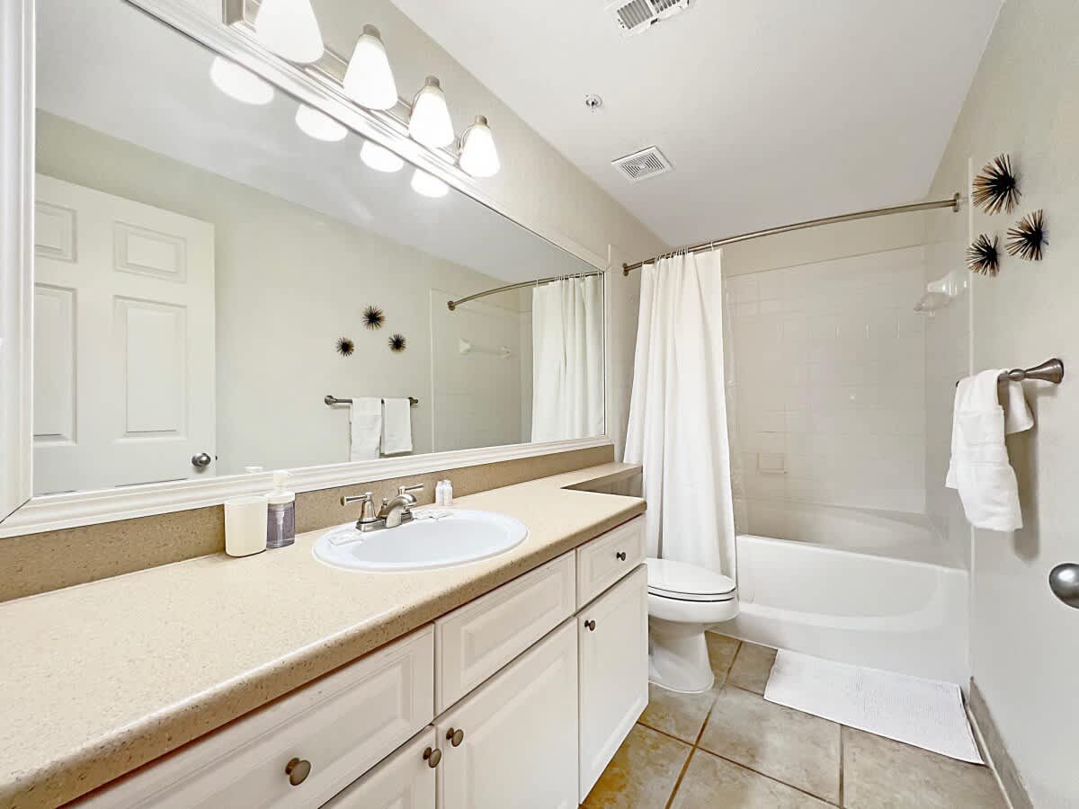 Walking Distance to Boutique Shops, Private Garage