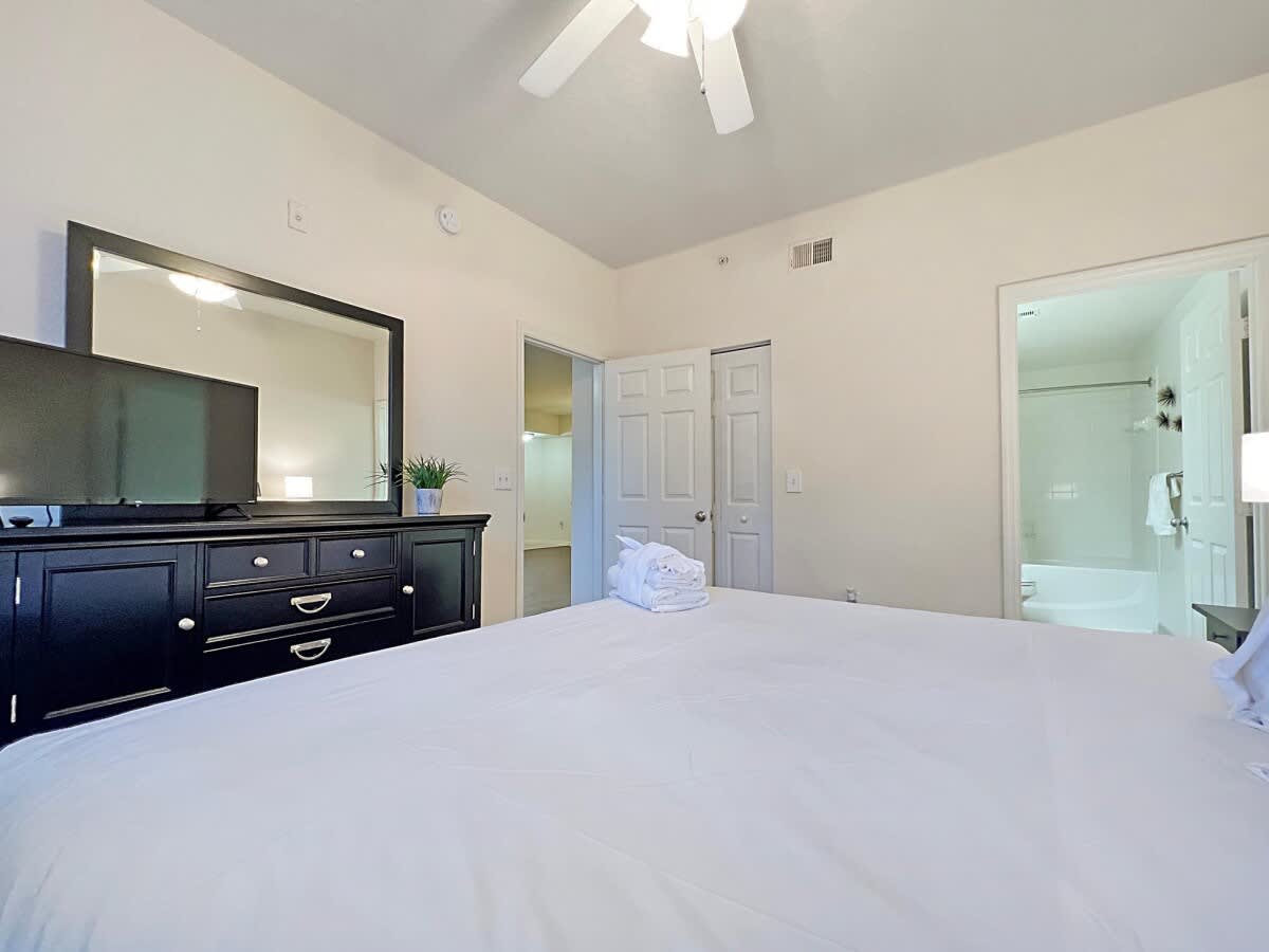 Walking Distance to Boutique Shops, Private Garage