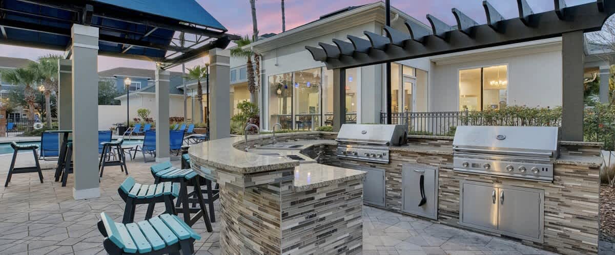 Walking Distance to Boutique Shops, Private Garage