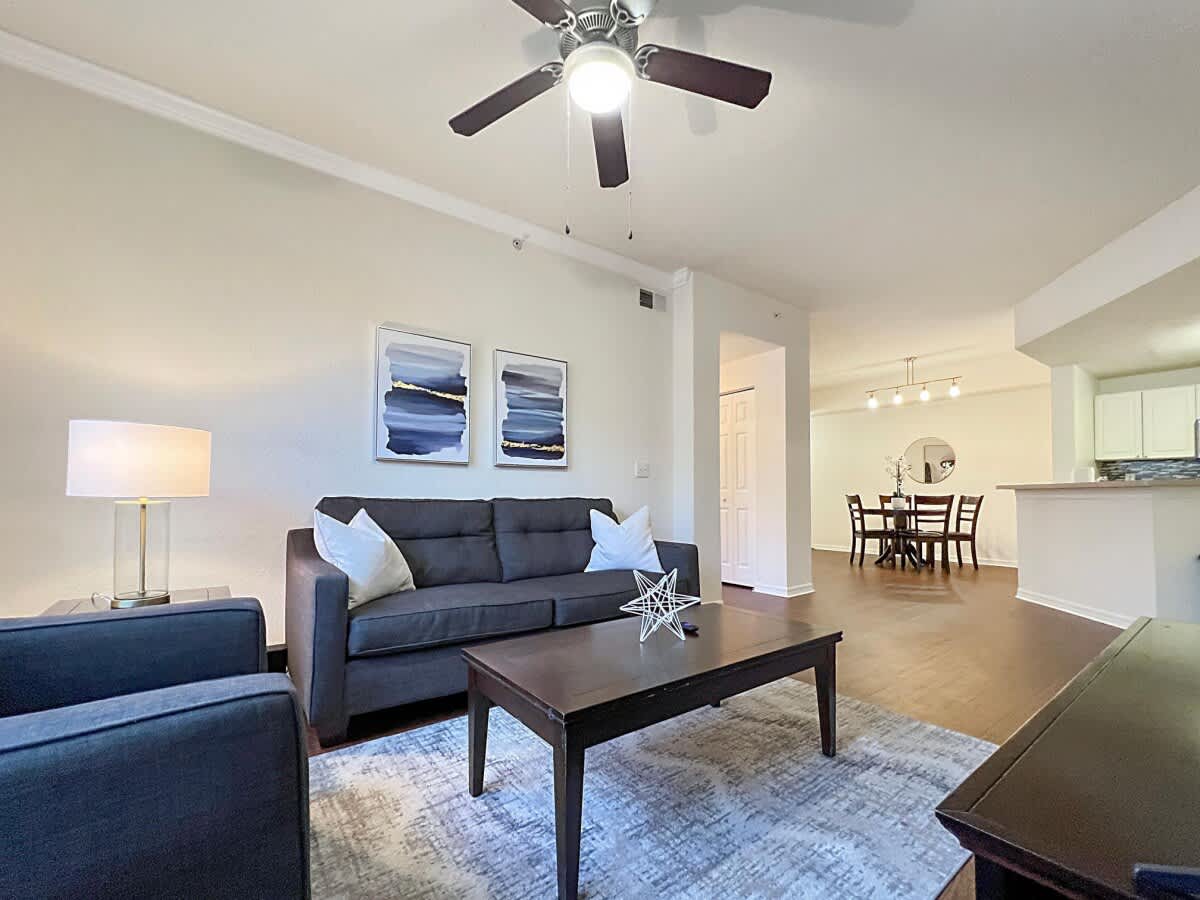 Walking Distance to Boutique Shops, Private Garage