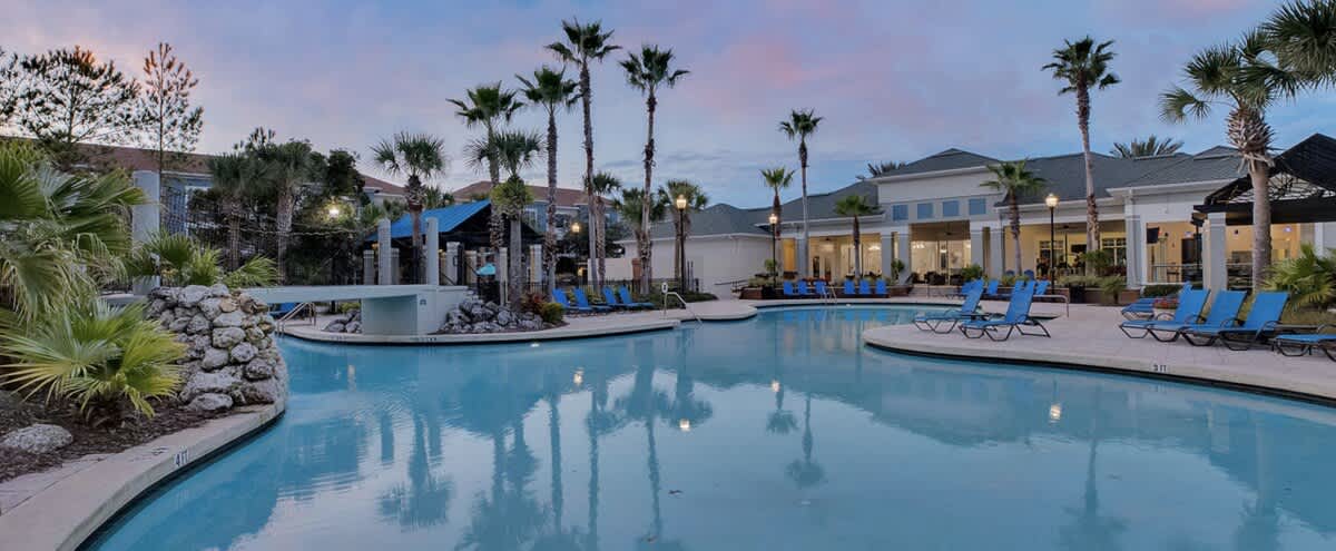 Walking Distance to Boutique Shops, Private Garage