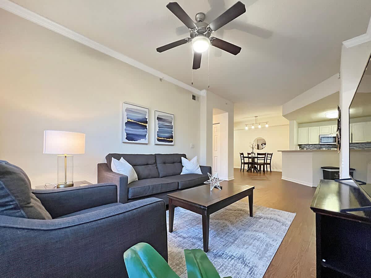 Walking Distance to Boutique Shops, Private Garage