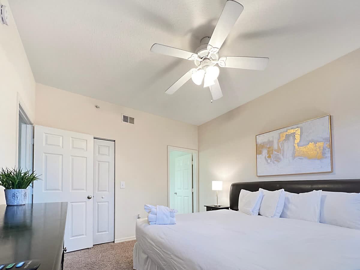 Walking Distance to Boutique Shops, Private Garage