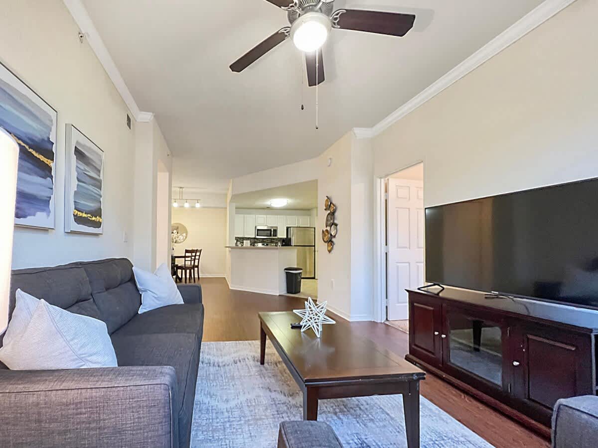 Walking Distance to Boutique Shops, Private Garage