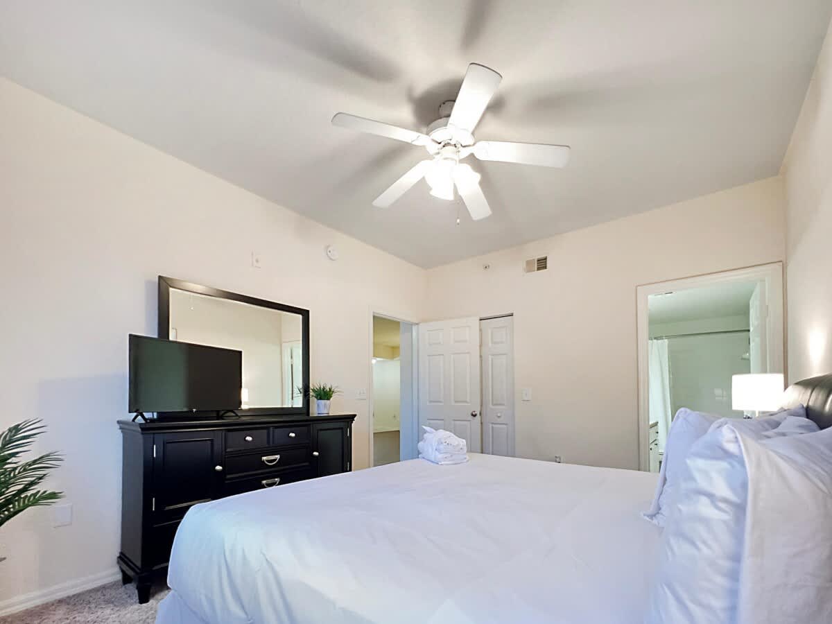 Walking Distance to Boutique Shops, Private Garage