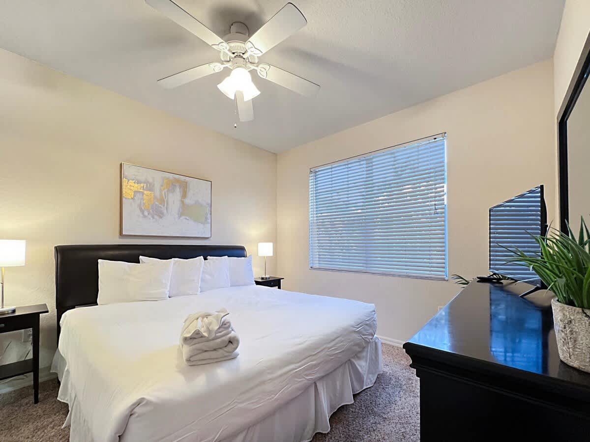 Walking Distance to Boutique Shops, Private Garage