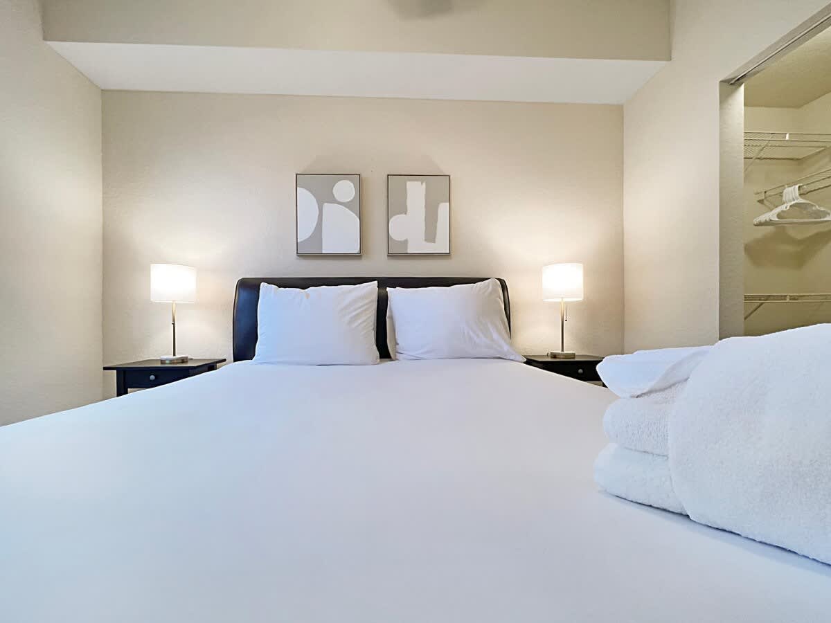 Walking Distance to Boutique Shops, Private Garage