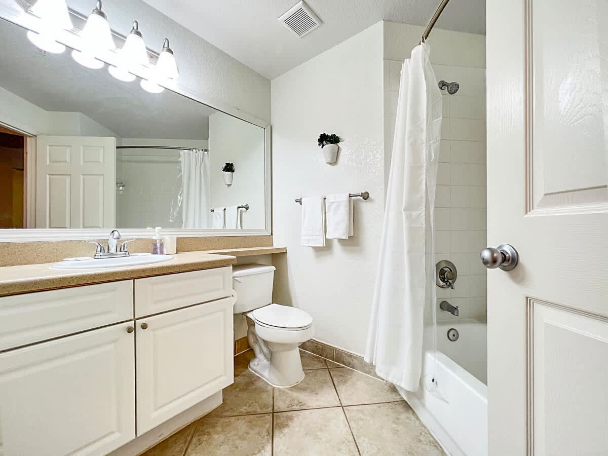 Walking Distance to Boutique Shops, Private Garage