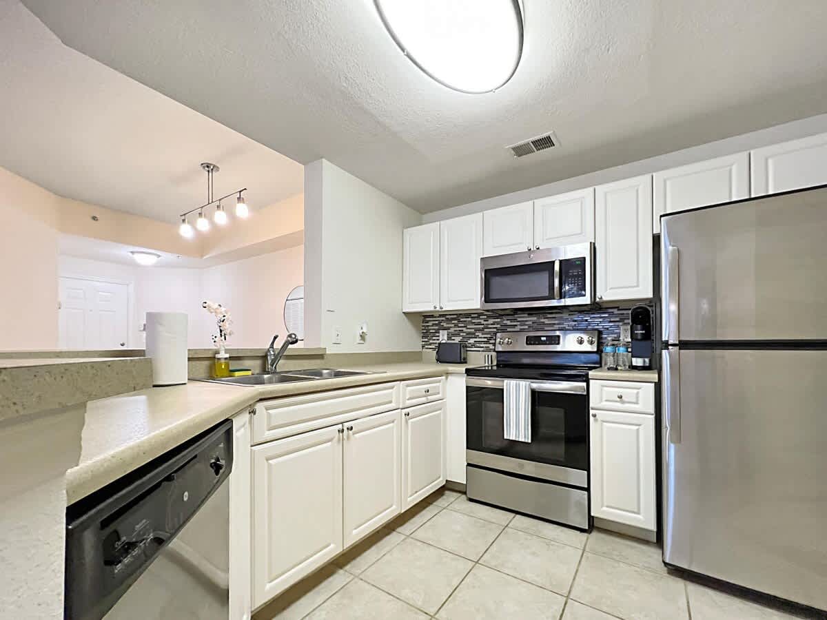 Walking Distance to Boutique Shops, Private Garage