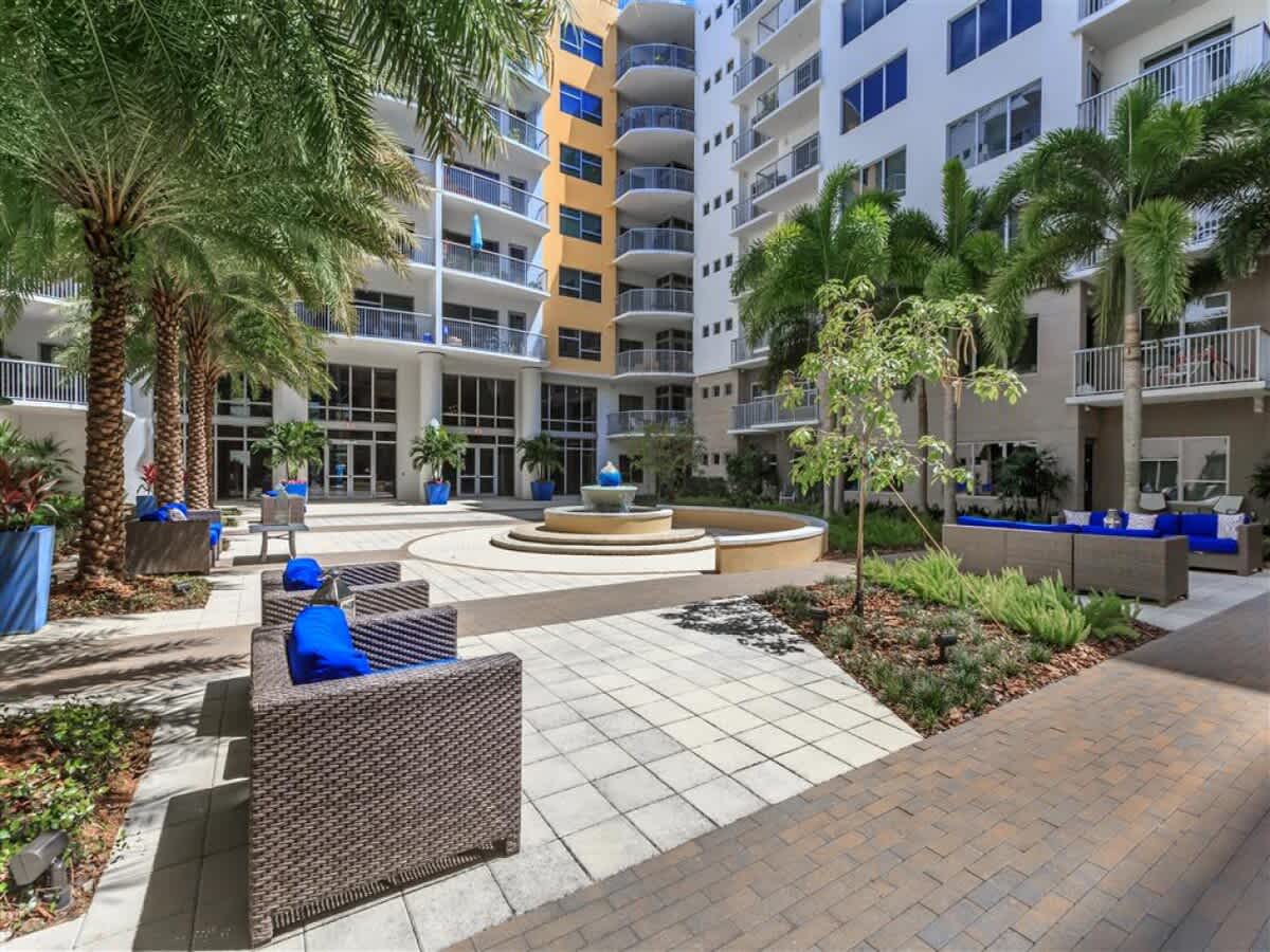 1 BR Luxury Living, Central Downtown St. Pete