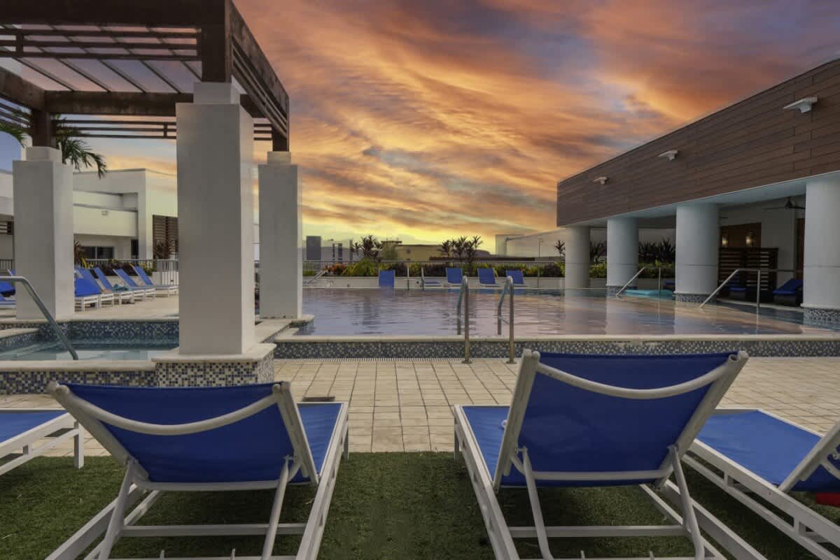 1 BR Luxury Living, Central Downtown St. Pete