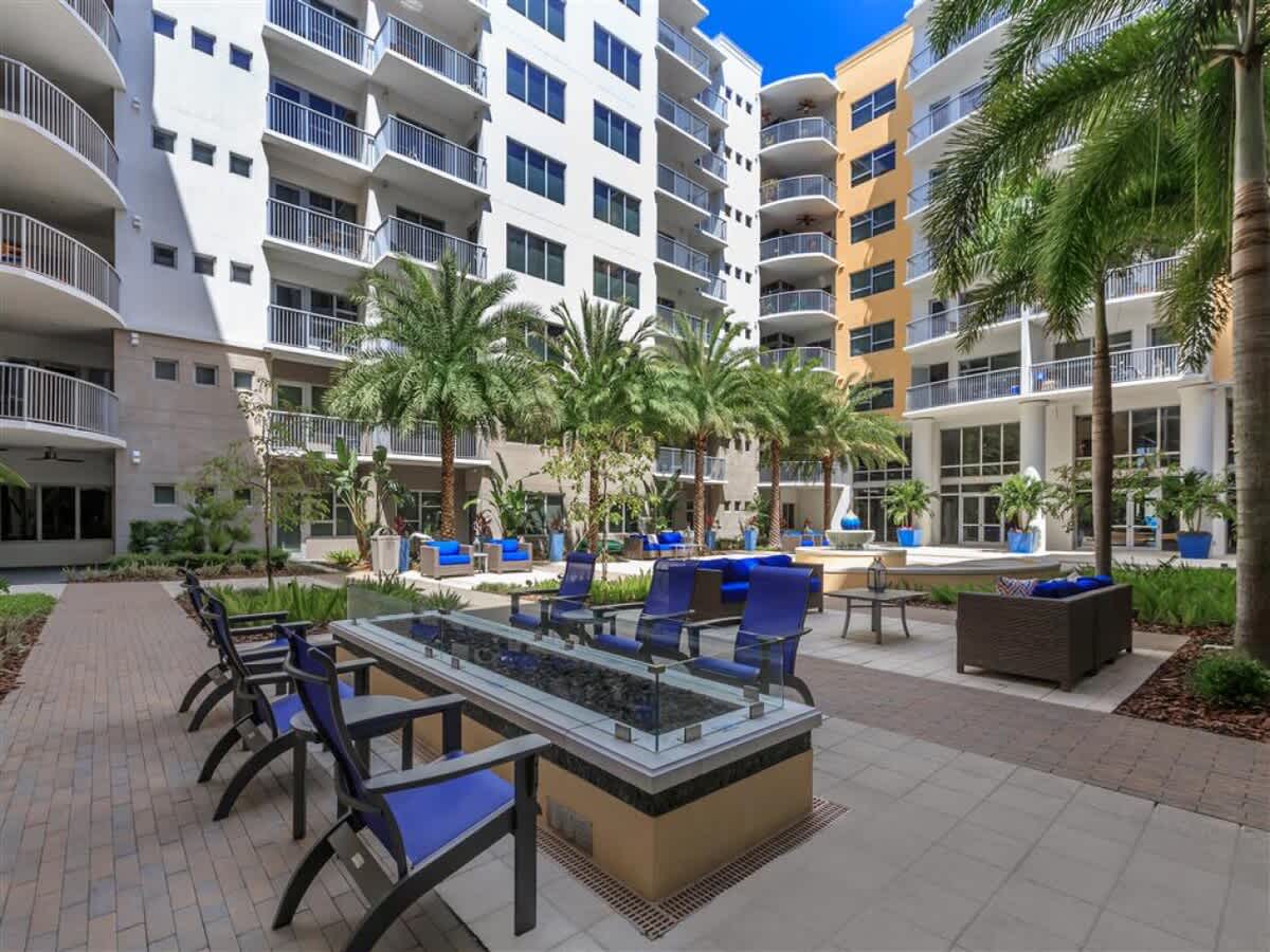 1 BR Luxury Living, Central Downtown St. Pete