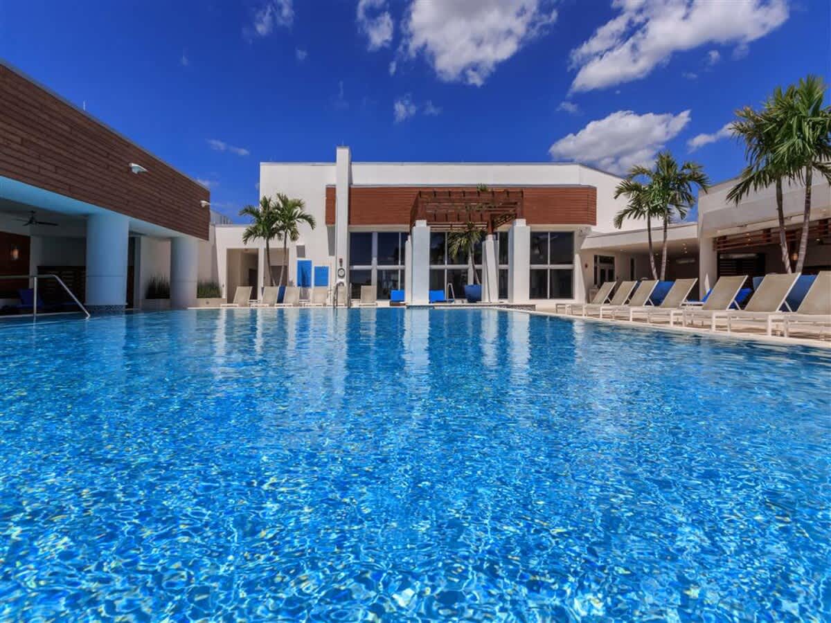 1 BR Luxury Living, Central Downtown St. Pete
