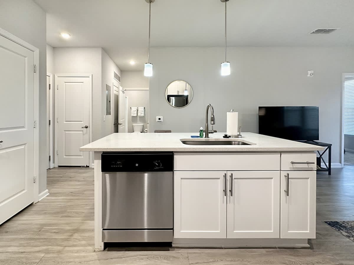 Luxury 1 BR Gated Clearwater Retreat w/ Pool & Gym