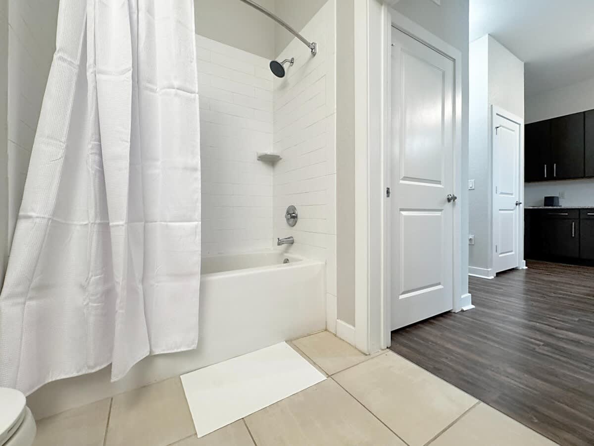 Luxury 1 BR with Courtyard Views, Downtown Tampa
