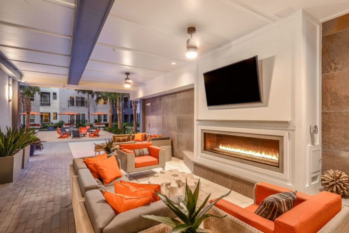 Luxury 1 BR with Courtyard Views, Downtown Tampa