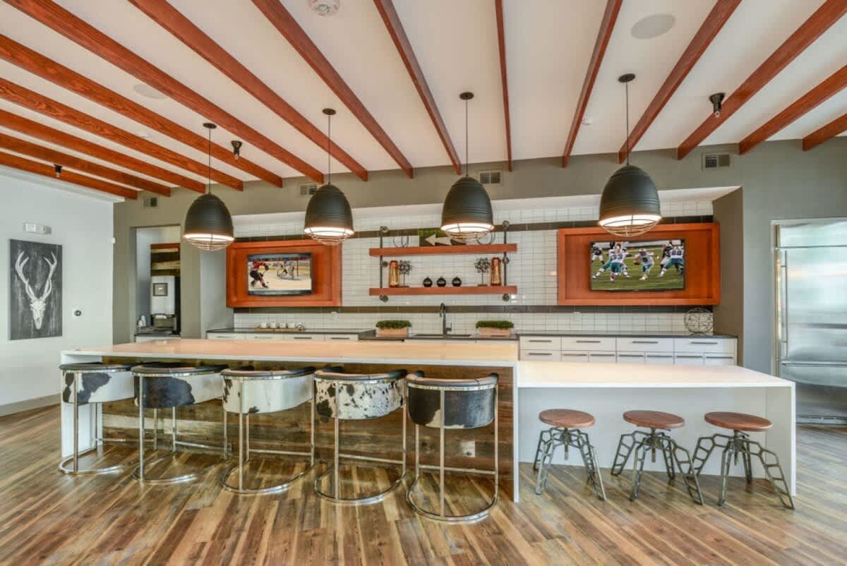 Luxury 1 BR with Courtyard Views, Downtown Tampa