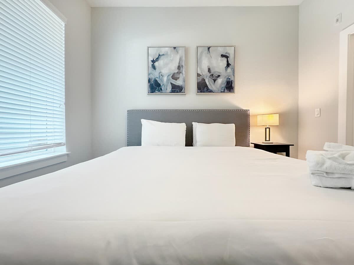 Luxury 1 BR with Courtyard Views, Downtown Tampa
