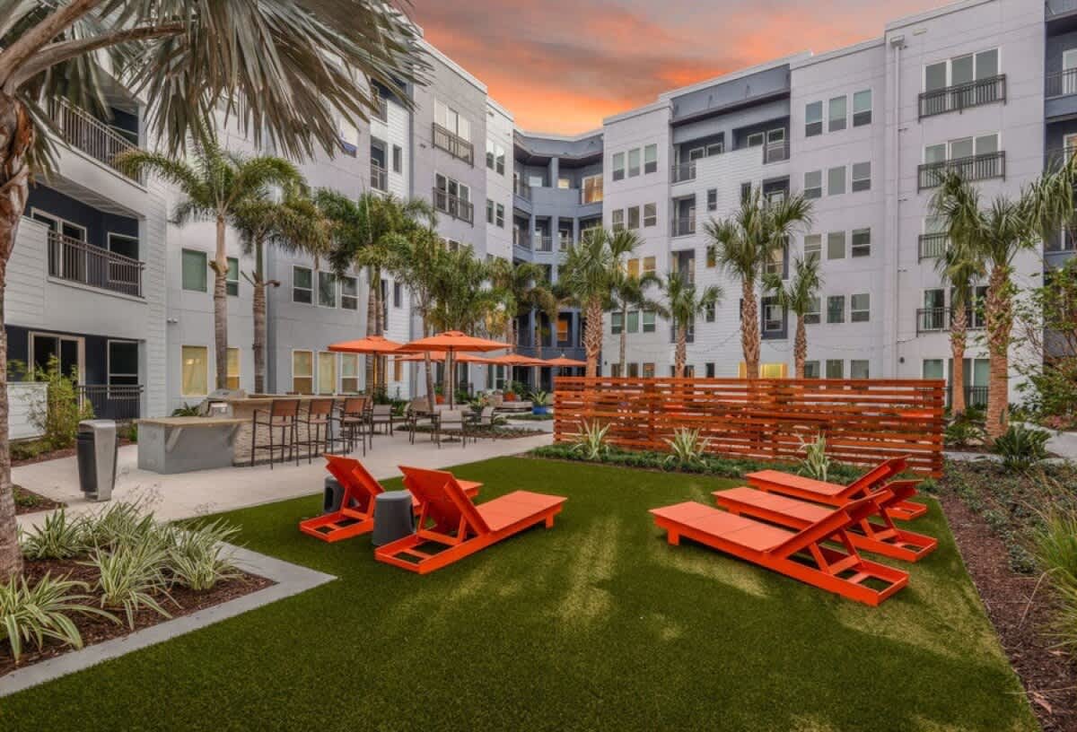 Luxury 1 BR with Courtyard Views, Downtown Tampa