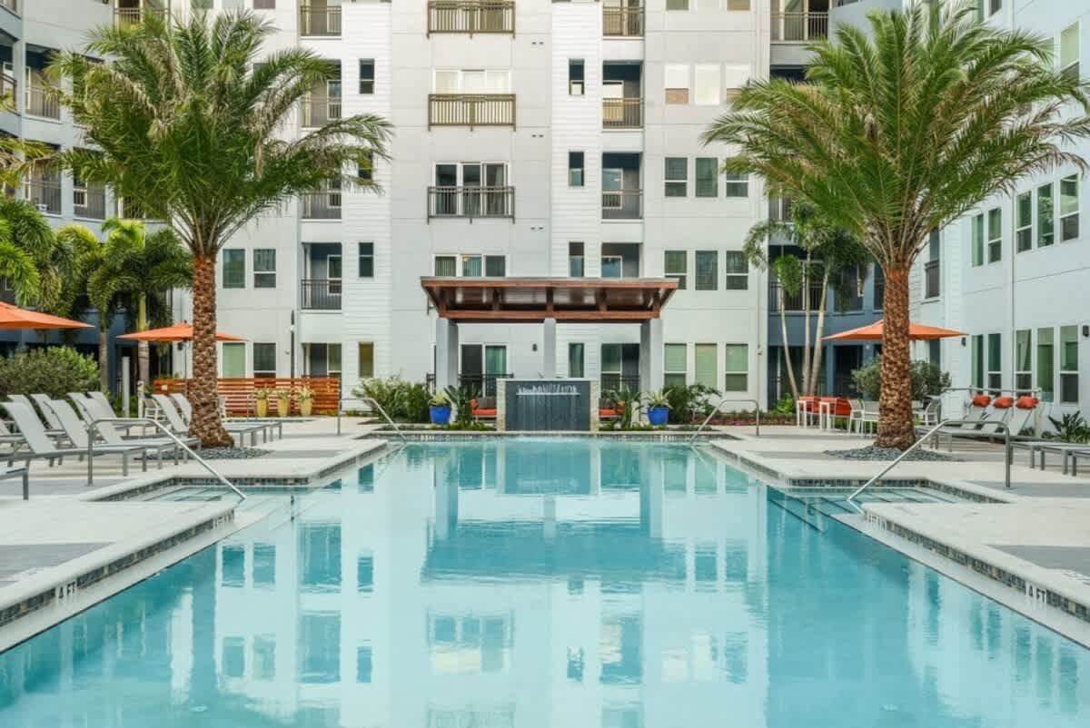 Luxury 1 BR with Courtyard Views, Downtown Tampa