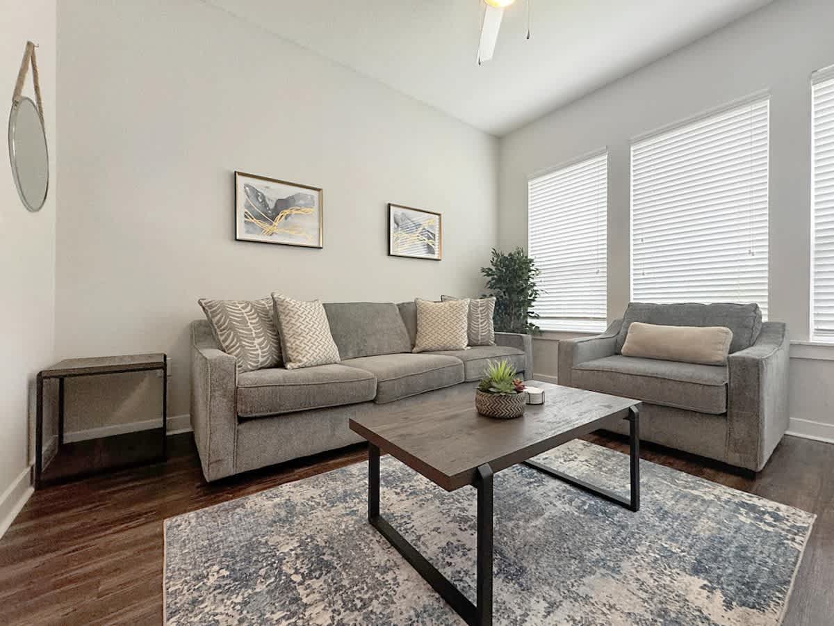 Luxury 1 BR with Courtyard Views, Downtown Tampa