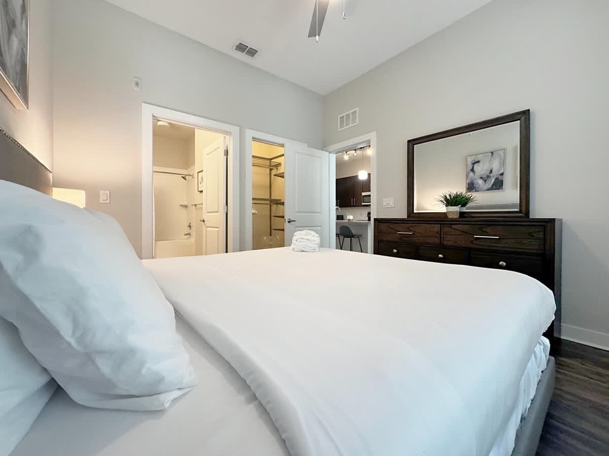 Luxury 1 BR with Courtyard Views, Downtown Tampa