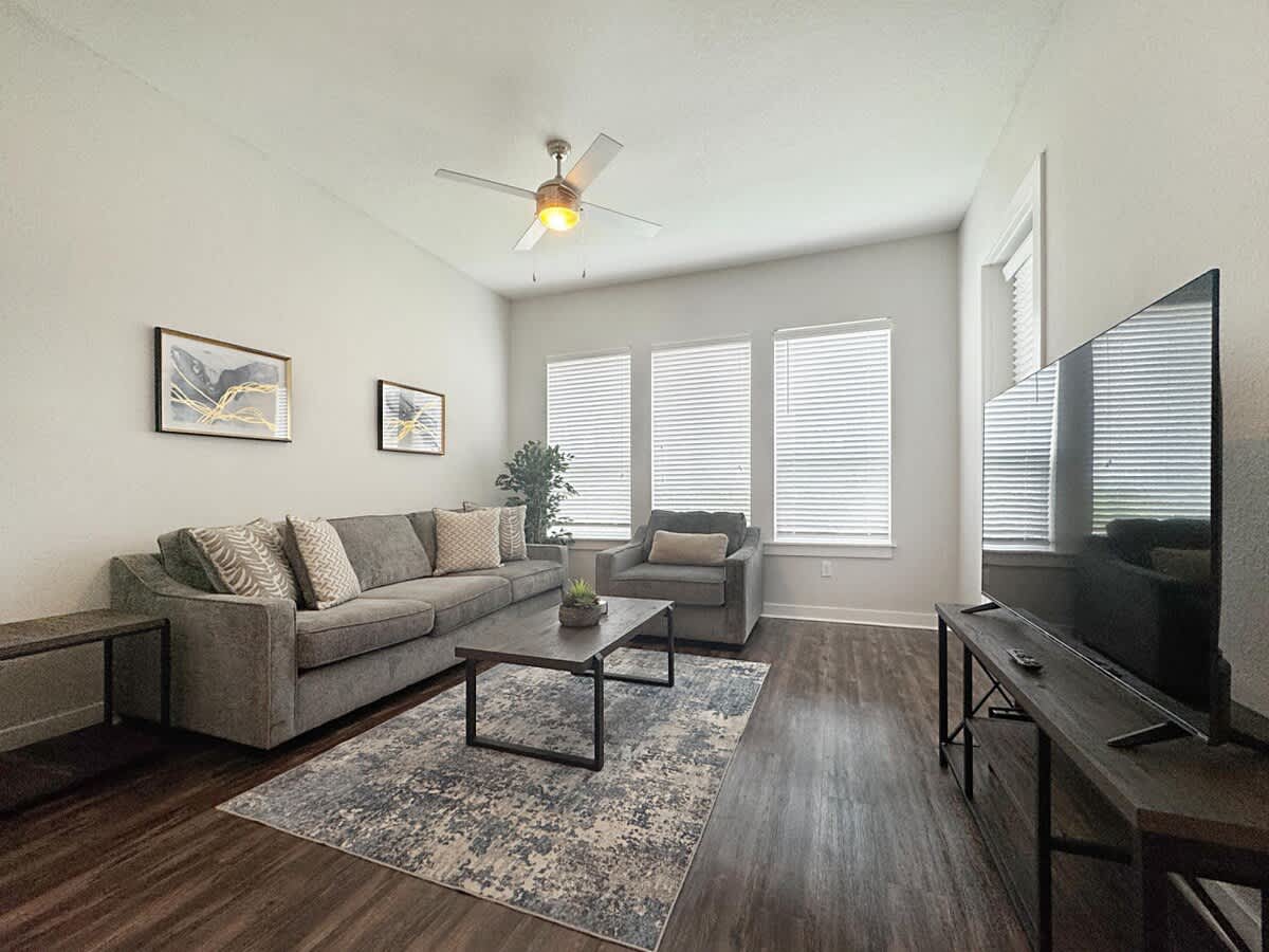 Luxury 1 BR with Courtyard Views, Downtown Tampa