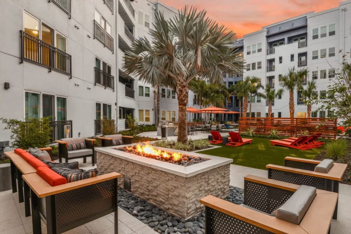Luxury 1 BR with Courtyard Views, Downtown Tampa