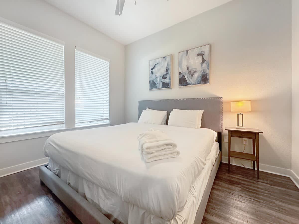 Luxury 1 BR with Courtyard Views, Downtown Tampa