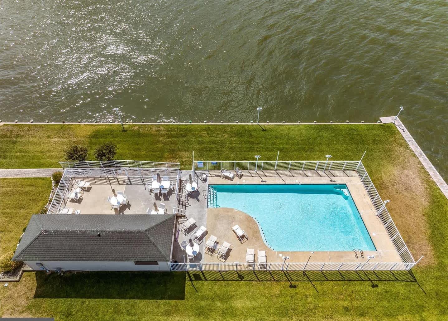 Bayfront Three Bedroom Condo with Awesome Views | Photo 2