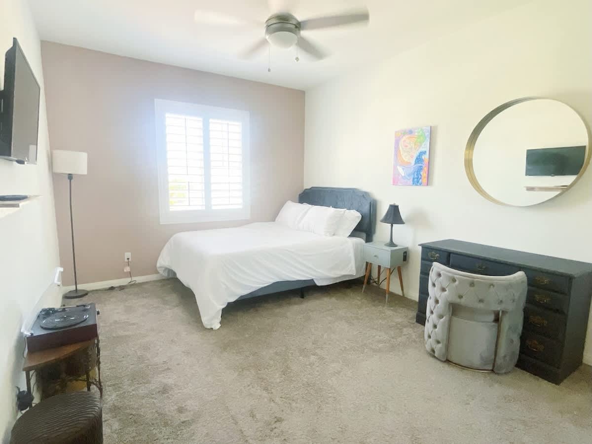 Queen Size Bedroom #2