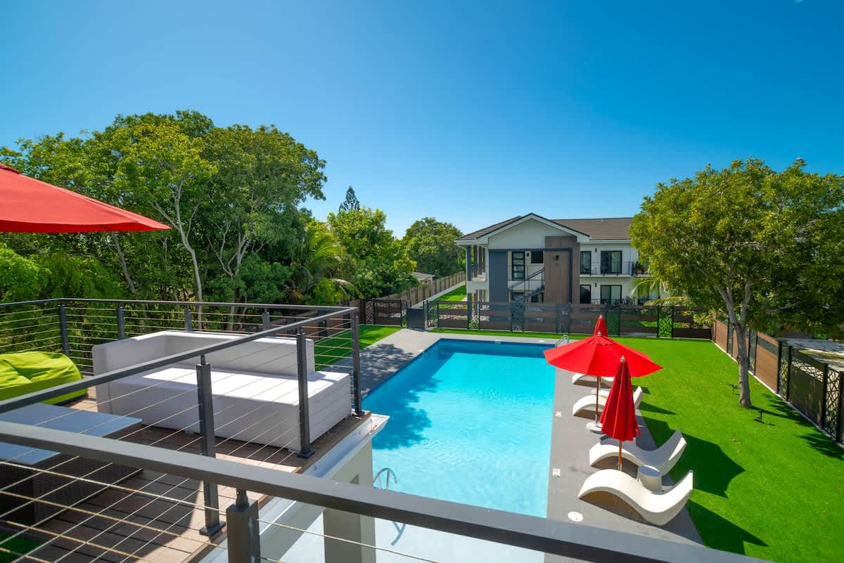 Arza Modern Escape - Stylish 1BR Apt Pool ad Gym — West Bay, West Bay — vacation rental