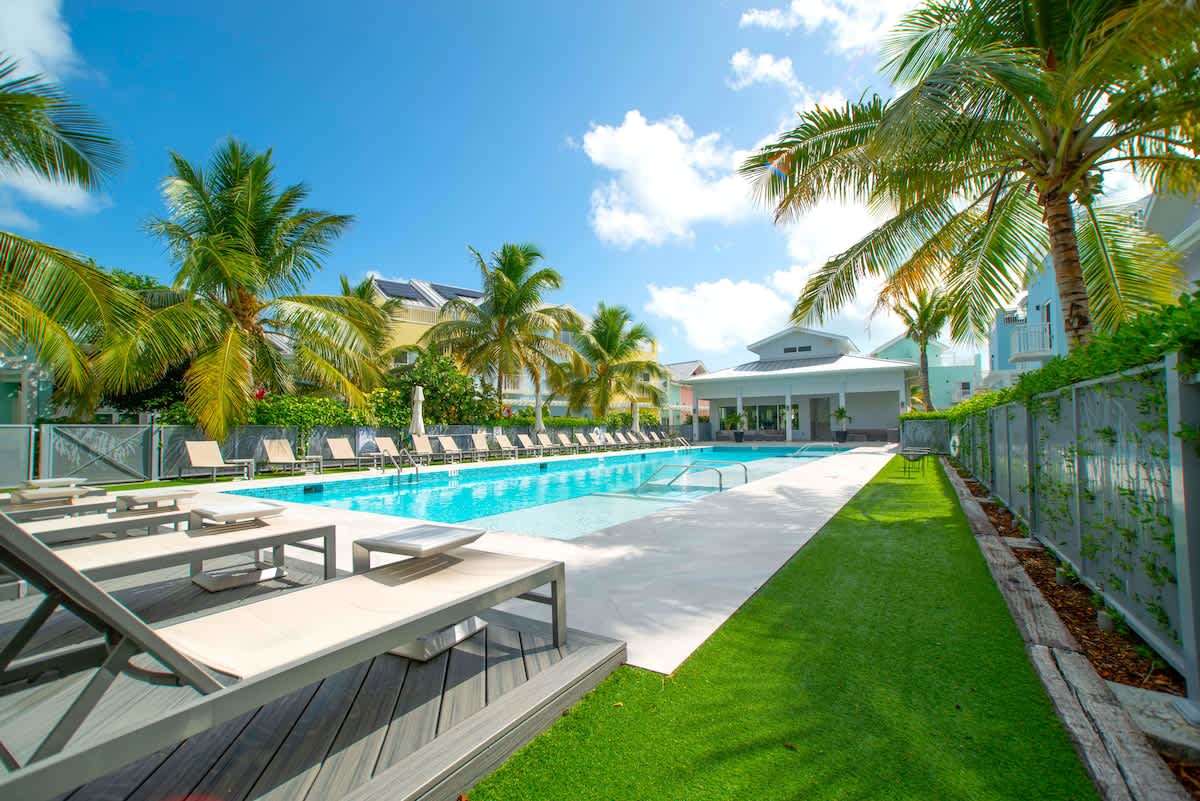 The Meadows Luxury 3 Bdrm Townhouse with Pool and Gym — West Bay, West Bay — vacation rental