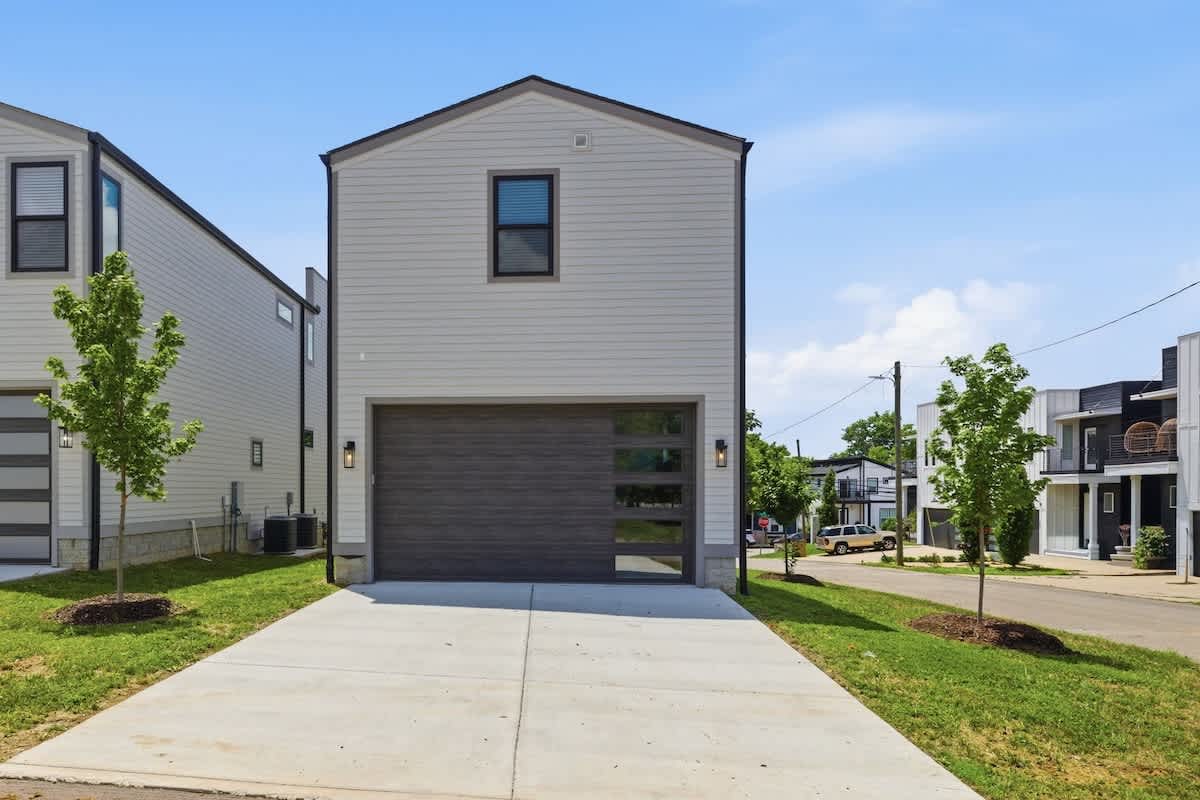 Executive Mid Term Nashville Rental - Office and Garage
