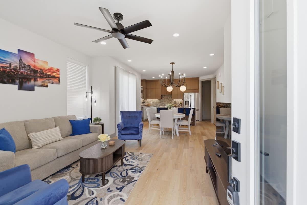 Executive Mid Term Nashville Rental - Office and Garage