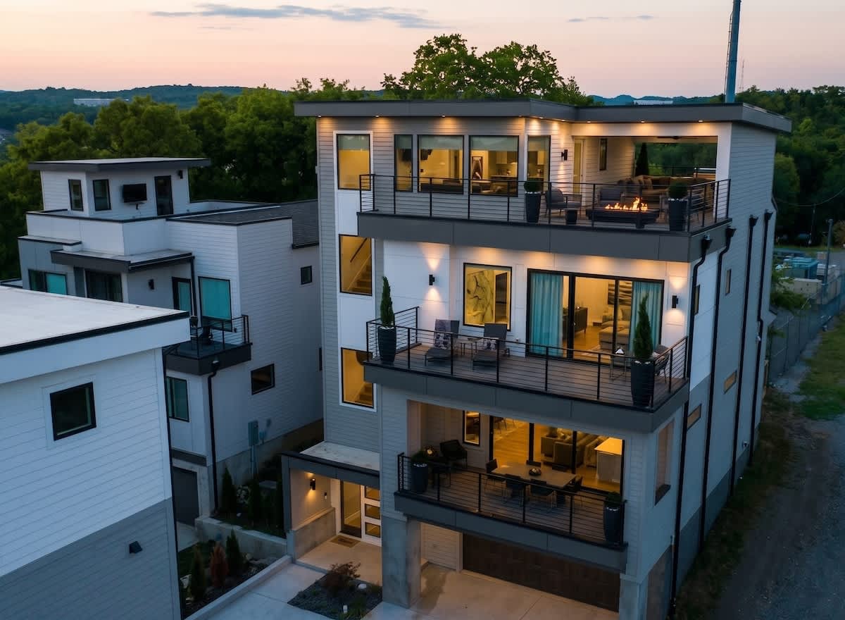 2 Ultra Lux Homes, Sleeps 24, Hot Tub & Rooftops