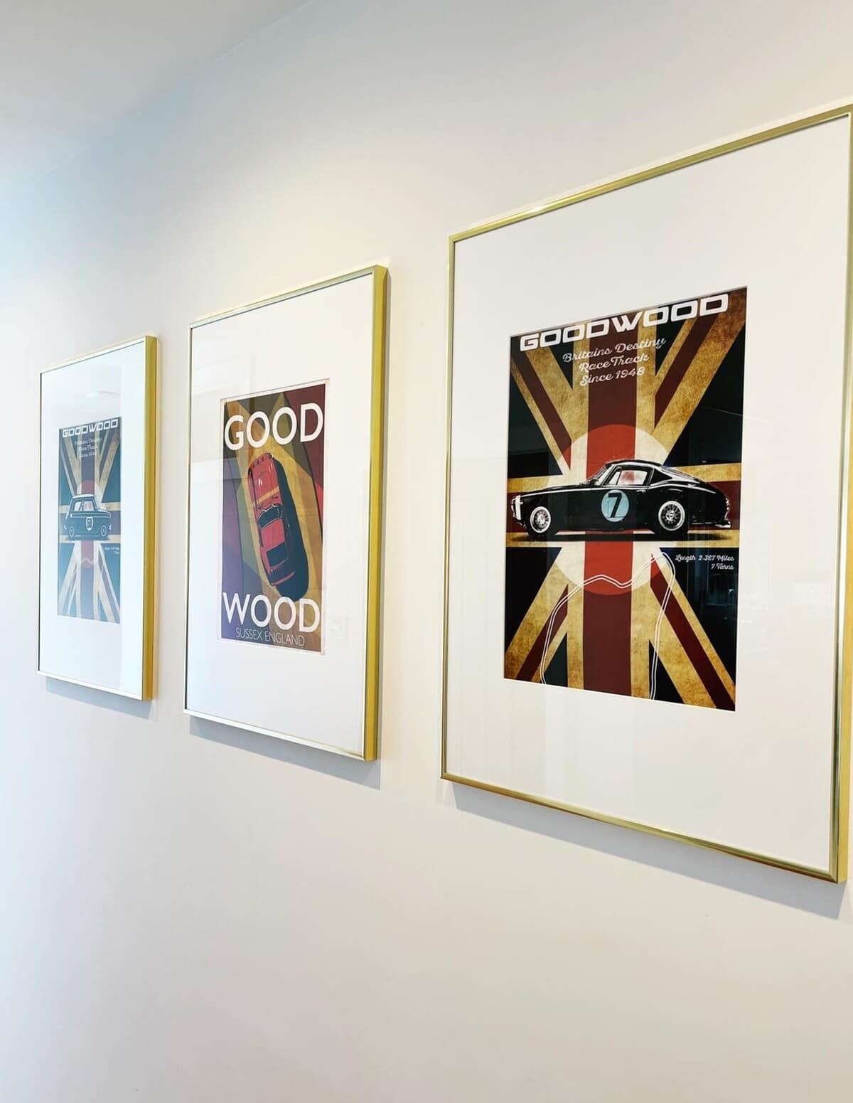 Cedar House: Stylish Goodwood-themed artwork adds a touch of elegance and charm to the space. These framed prints celebrate the iconic racing heritage, making the decor unique and reflective of the local culture.