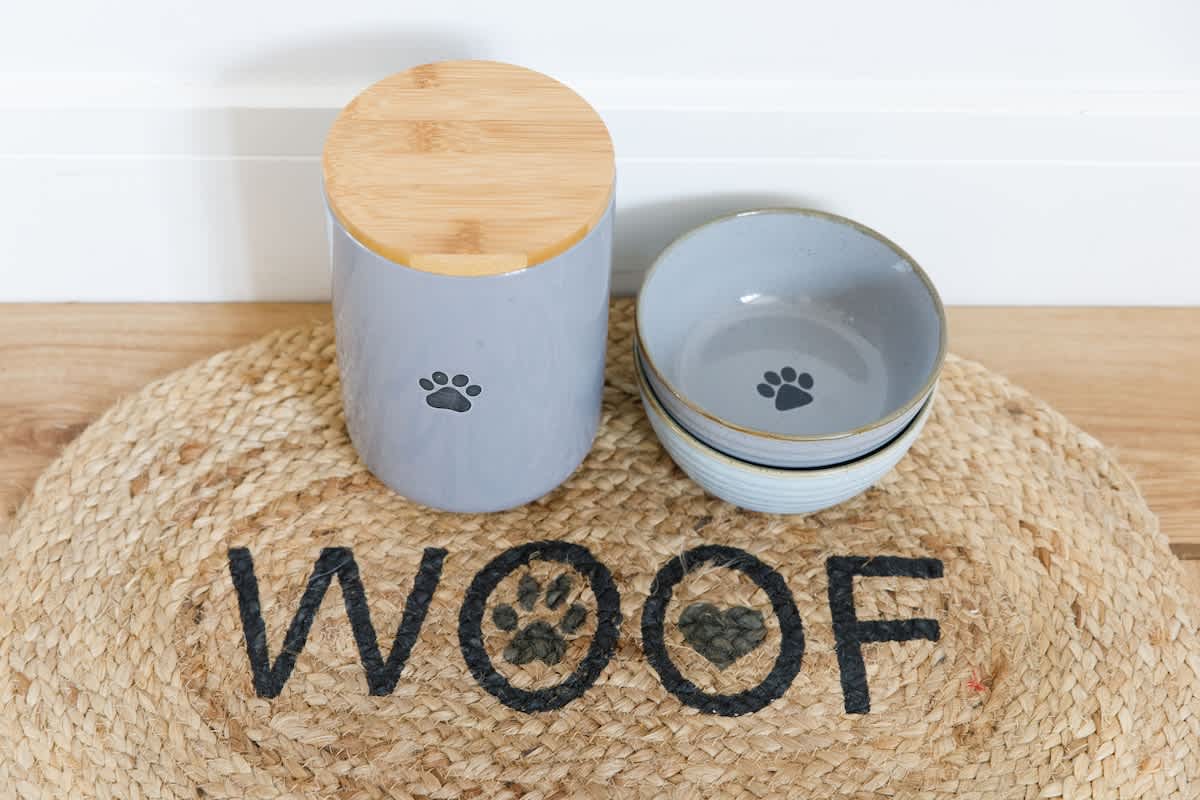 Cedar House: Pet-friendly amenities include food and water bowls with a charming 'Woof' mat, ensuring your furry friends feel at home. Thoughtful touches make this retreat perfect for guests traveling with pets.