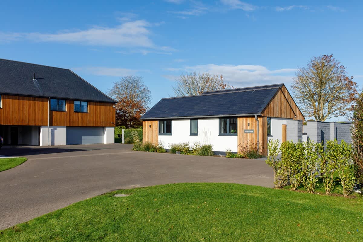 Beautiful property featuring a main house and a separate annex, set in a peaceful countryside location. Ample parking space and a large outdoor area make it ideal for families or groups seeking a relaxing getaway with modern amenities.