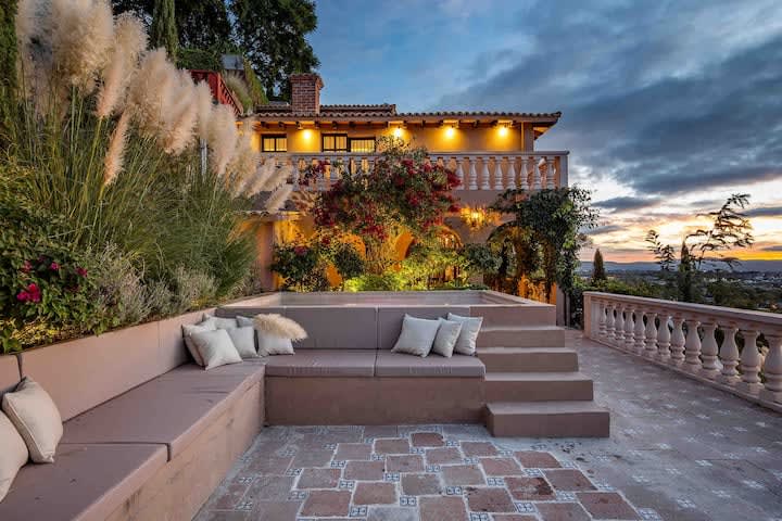 Casa Vista, 6BR Villa w/ Jacuzzi Pool & City Views