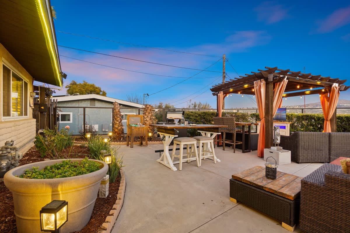 Mountain Majesty 2 BR Home with AC, BBQ, Parking, and View