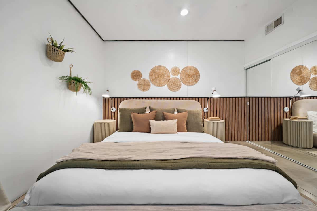 Gaslamp Row House - Sleeps 8, Private Garage, AC