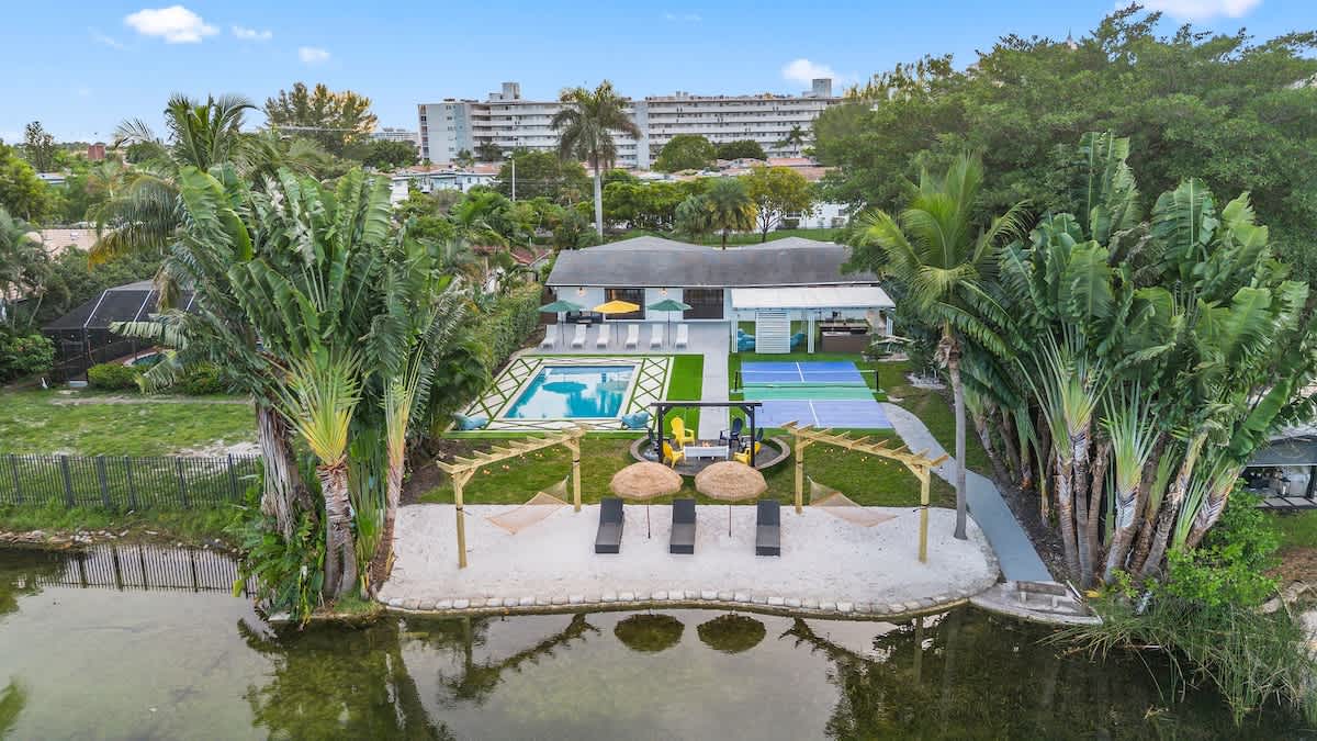 Lakefront Villa / Private Beach / Pickleball court — Miami, FL — vacation rental