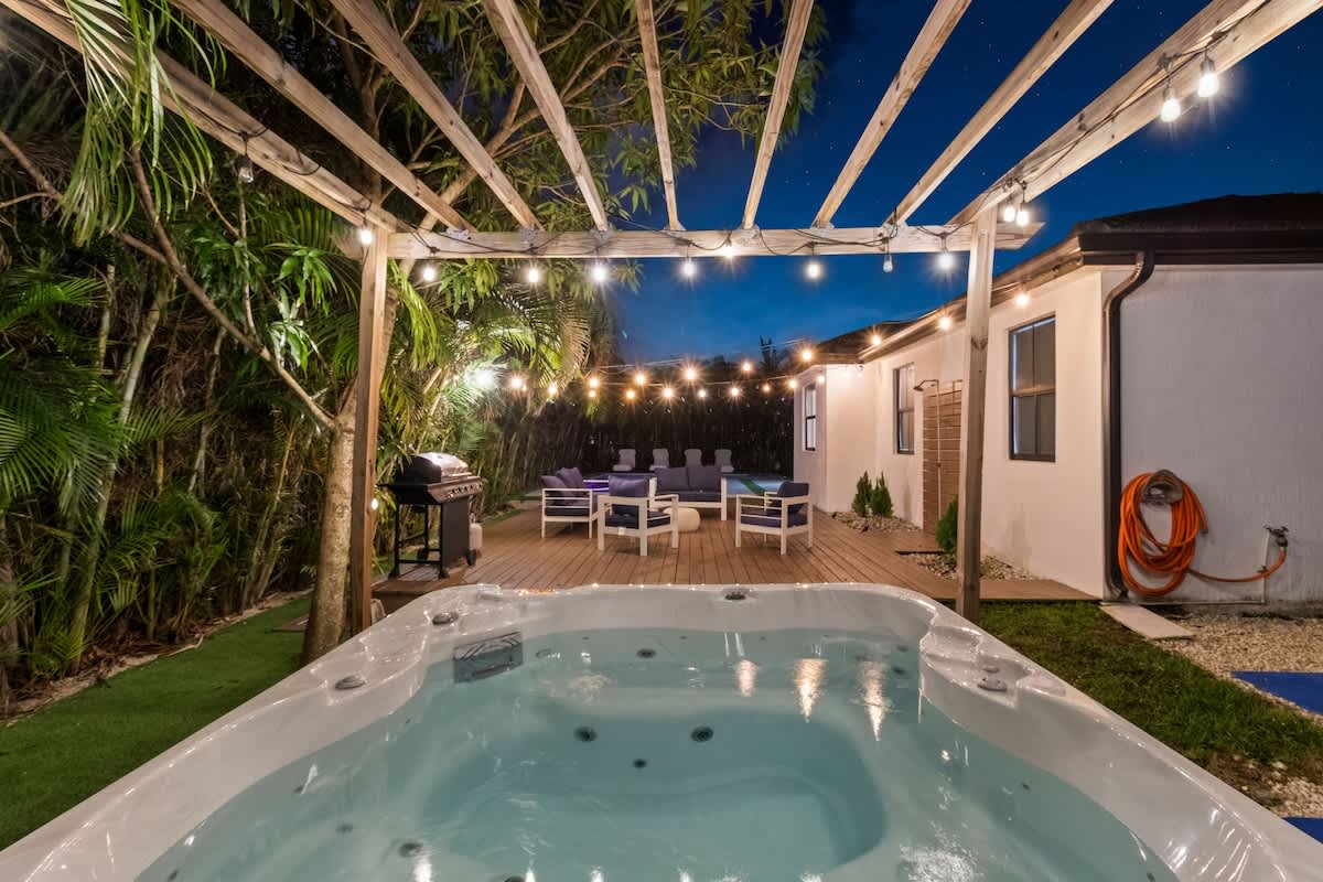 New Vibrant Villa~Heat Pool~Jacuzzi~BBQ~Pickleball — Miami, FL — vacation rental